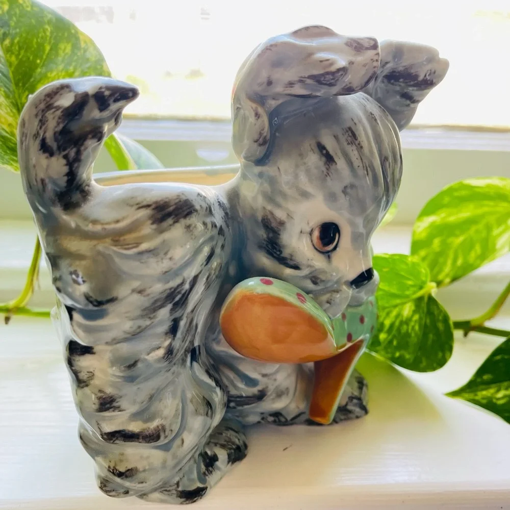 PLANTER PUPPY HOLDING A SHOE, CERAMIC, VINTAGE BUT LIKE NEW. NO CRACKS O…